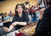 Прорывным оказался этот год для российских шахмат. Прежде всего, Россию допустили на всякого рода международные турниры с флагом и гимном. Допущенные россияне сразу показали, что на шахматы не влияет изоляция, став главными героями во всех международных соревнованиях. Под самый Новый год Александра Горячкина выиграла, а Владислав Артемьев занял второе место на мировом первенстве по рапиду. 