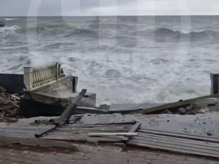 Шторм повредил набережную в поселке Лоо под Сочи