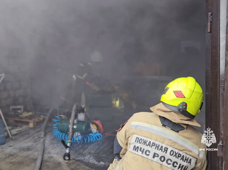 Женщина пострадала из-за пожара на производстве в Симферополе