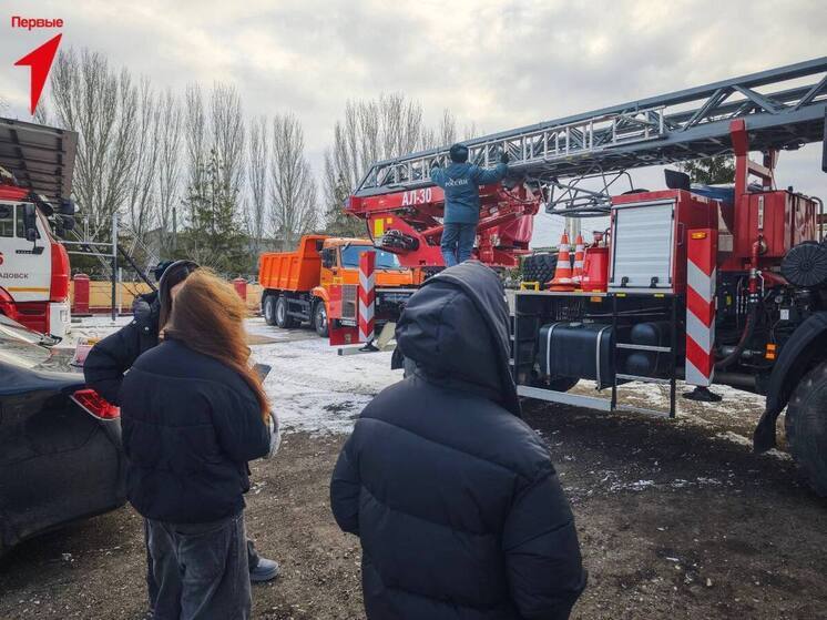 Активисты Скадовской школы поздравили сотрудников МЧС с Днем спасателя