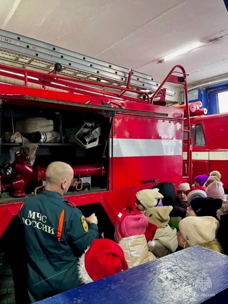 Ученики школы №12 побывали в пожарно-спасательной части Великих Лук