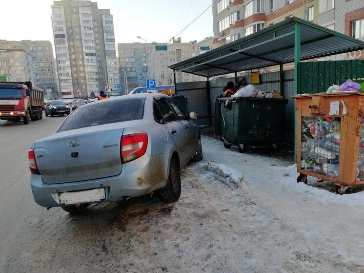 Штраф вместо новогоднего настроения: в Тамбове жёстко пресекут парковку у мусорных площадок