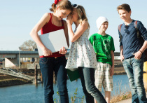 Уходящий год под занавес преподнес россиянам реалии в стиле анекдота про три ошибки в слове из трех букв, которые были бы смешны, когда б не были столь печальны. Кронштадцев поздравили с Новым годом с четырьмя ошибками в названии родного города, а калужским школьникам раздали опросники с нецензурной лексикой.  Кто виноват и что делать, мы выяснили у педагогов и юристов. 
