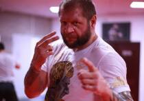 Российский боец расстался с супругой