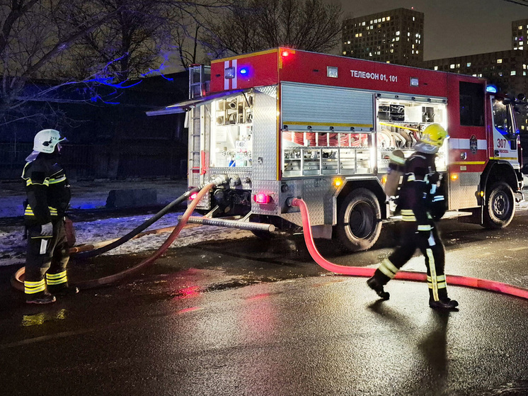 Зарядка от телефона стала причиной пожара в доме в центре Москвы