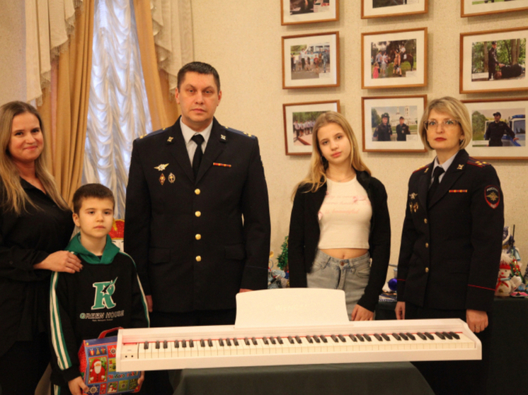 Орловская школьница получила в подарок электронное пианино от начальника УМВД