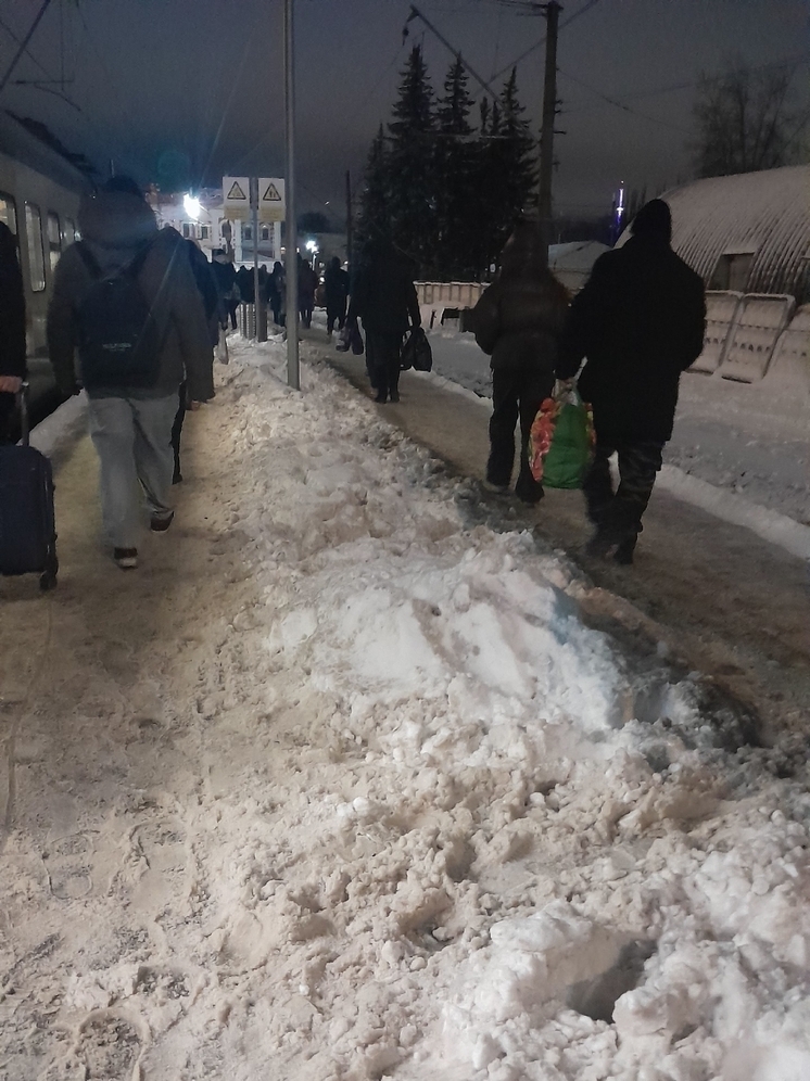 Пассажиры станции «Калуга-1» обращают внимание на неочищенные перроны