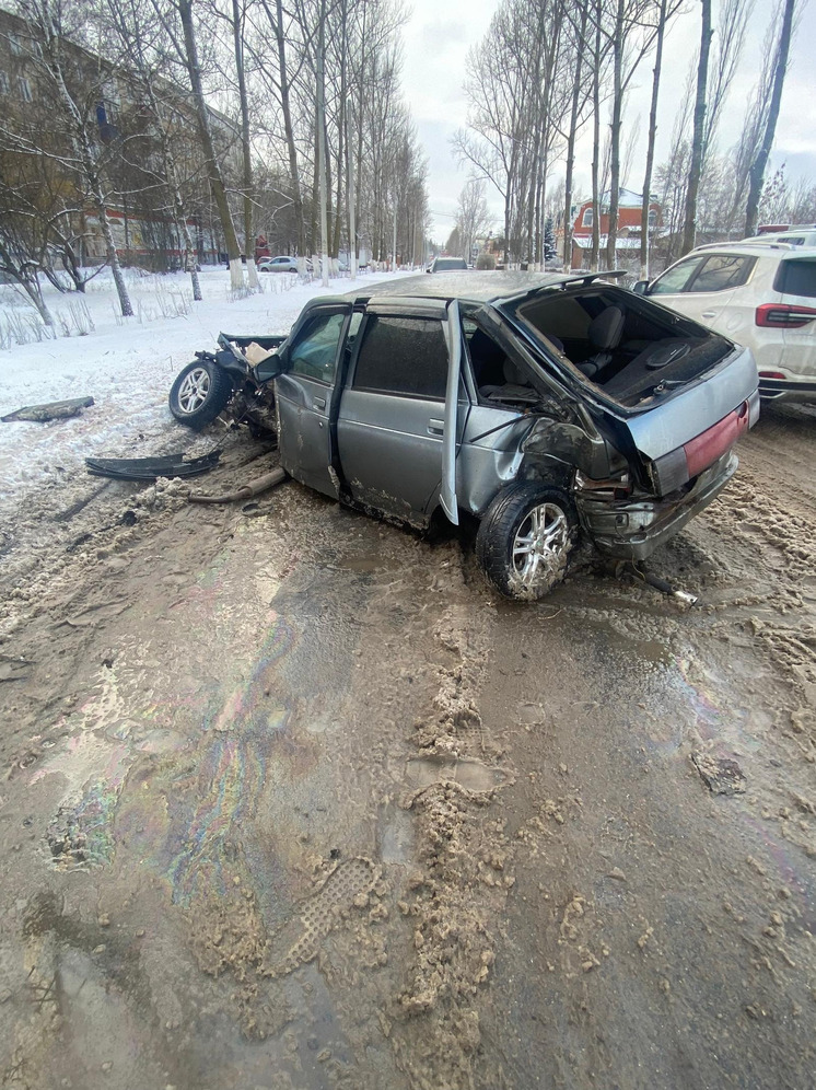 В Орловской области пьяный водитель съехал с дороги и врезался в дерево