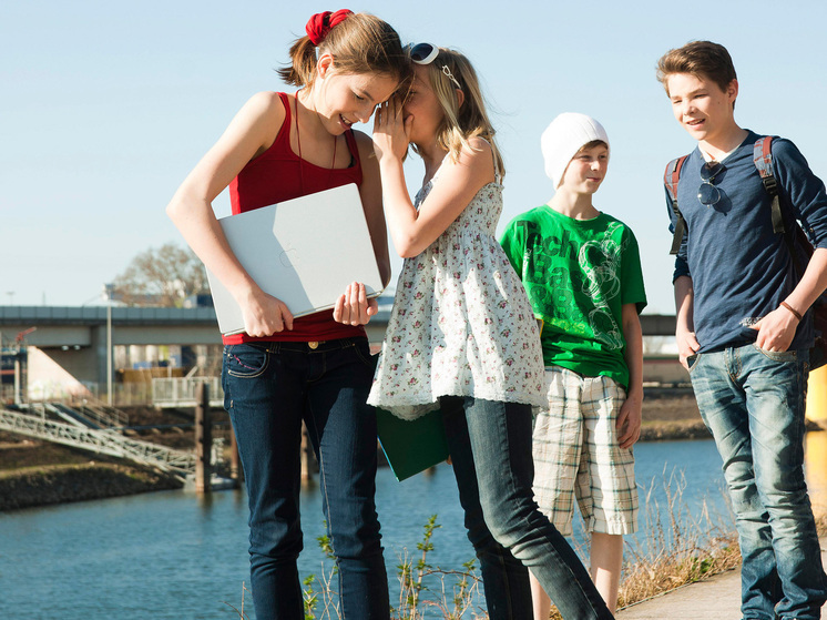 Молодежь делает грамматические ошибки даже в новогодних поздравлениях: как спасти русский язык