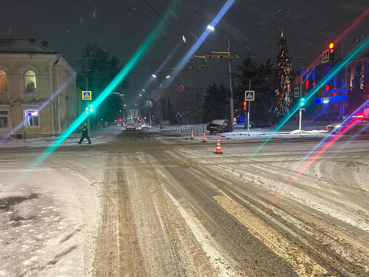 В Орле ВАЗ врезался в столб ЛЭП после столкновения с БМВ