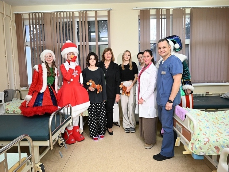 Новогодние подарки получили пациенты педиатрического стационара в Сочи