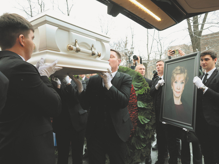 29 декабря в столичном Театре Пушкина простились с Верой Алентовой, внезапный уход которой случился на гражданской панихиде по Анатолию Лобоцкому в Театре Маяковского