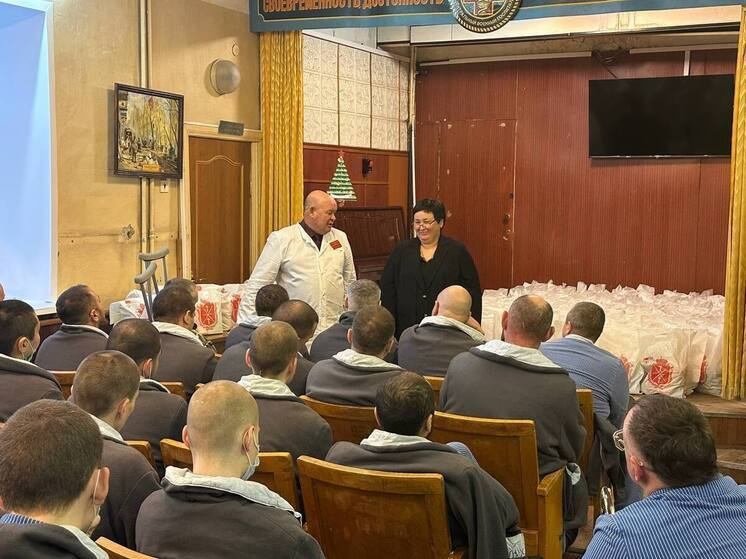 Тульских бойцов СВО в госпиталях поздравили с наступающим Новым годом