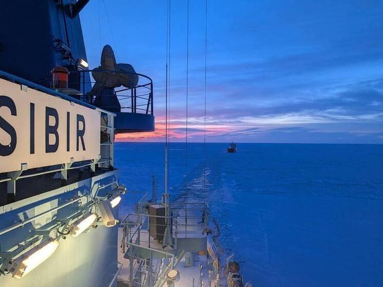 Мурманский атомный ледокол «Сибирь» завершил проводку судна в порт Певек