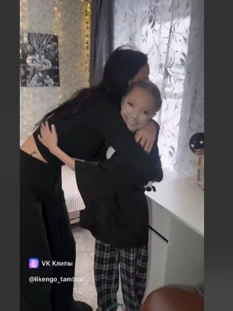 Блогер Оксана Самойлова навестила тяжелобольную 15-летнюю жительницу Пичаева