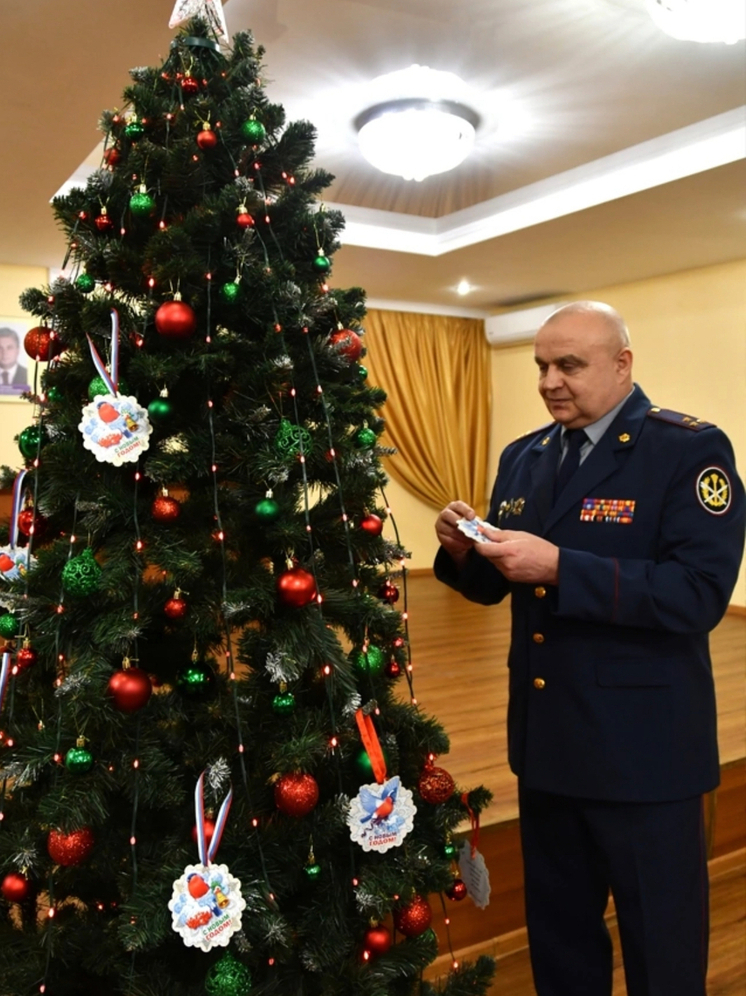 Начальник Смоленского УФСИН исполнил новогодние мечты детей участника СВО