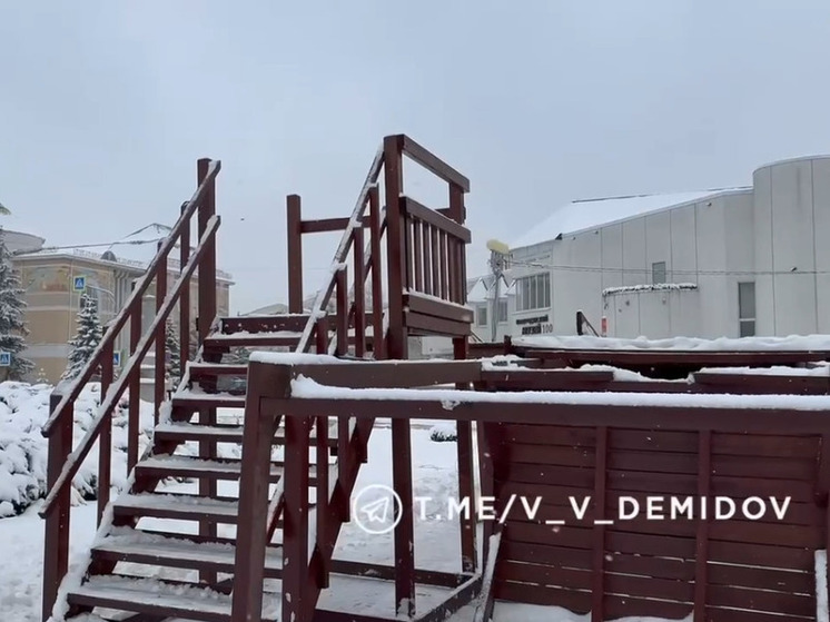 В Белгороде начали устанавливать две горки для катания