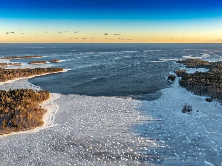 Онежское озеро начало покрываться льдом