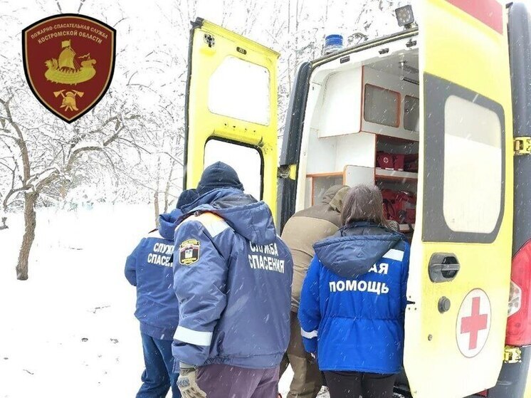 Костромские спасатели на руках доставили травмированную пенсионерку в реанимобиль