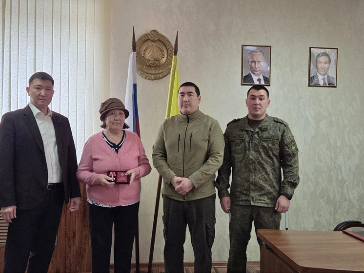В Юстинском районе Калмыкии семьям погибших героев СВО передали награды
