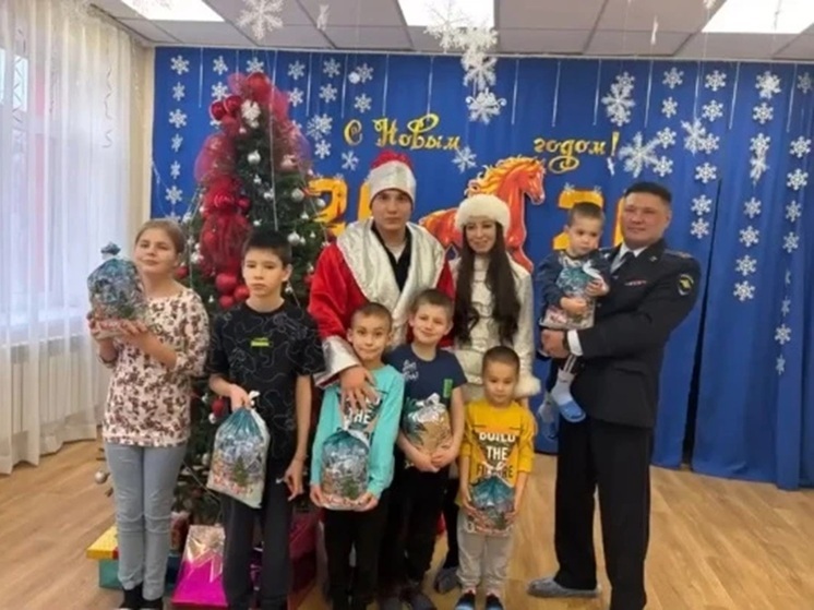 В Калмыкии полицейский Дед Мороз посетил социальный приют