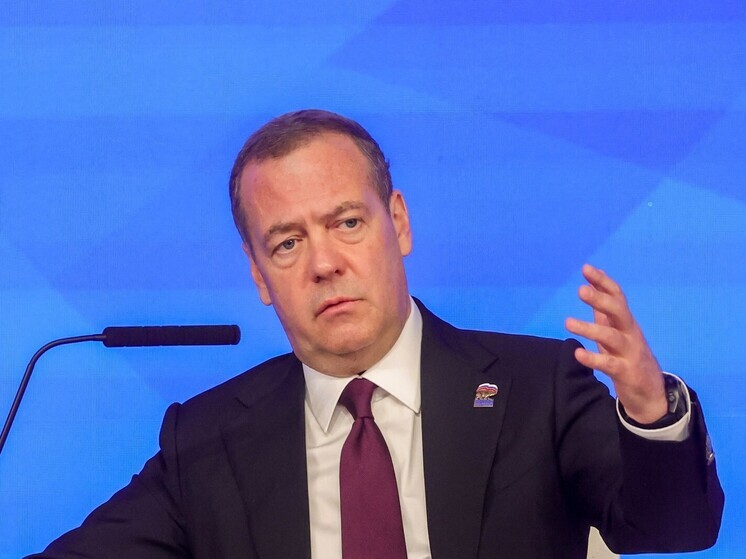 После недавней атаки беспилотников на резиденцию президента России Владимира Путина в Новгородской области, зампред Совбеза РФ Дмитрий Медведев заявил, что президент Украины Владимир Зеленский будет вынужден скрываться до конца своей жизни