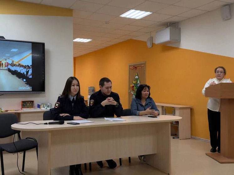 В Калмыкии продолжаются родительские собрания по вопросам детской дорожной безопасности