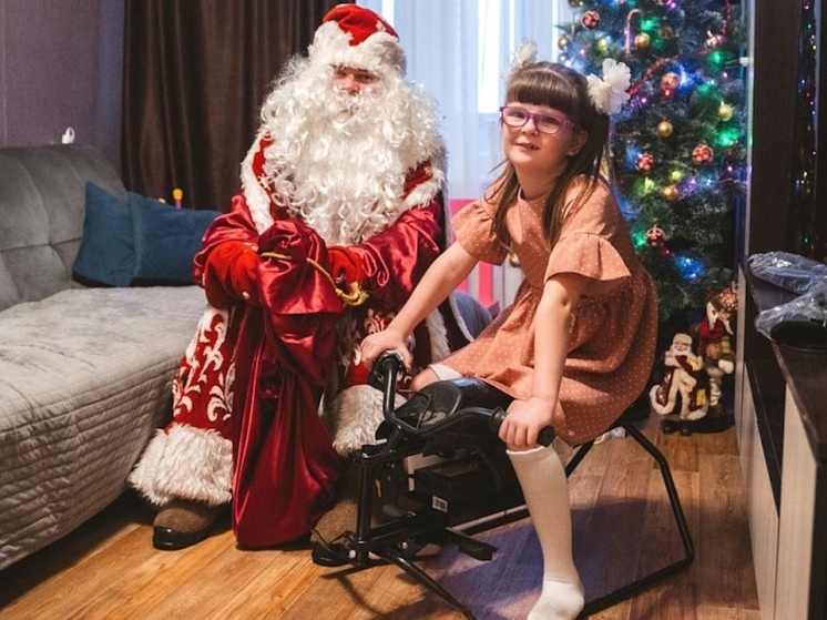 Александр Цыбульский исполнил мечту первоклассницы из Талаг