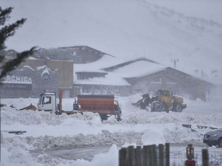 Трое лыжников погибли при сходе лавины в Пиренеях в Испании