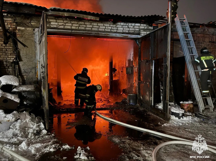 В Ярославле несколько часов тушили гаражный кооператив