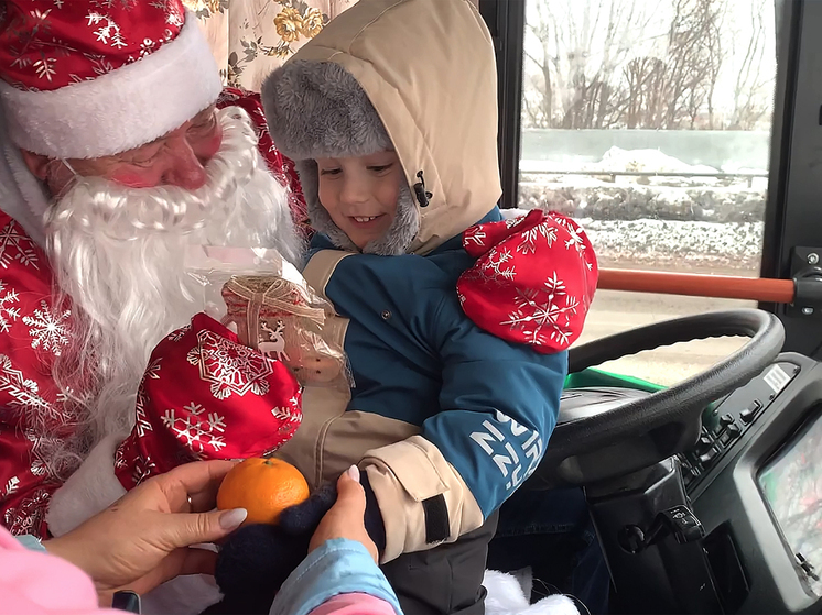 В камчатской столице Дед Мороз сел за руль автобуса