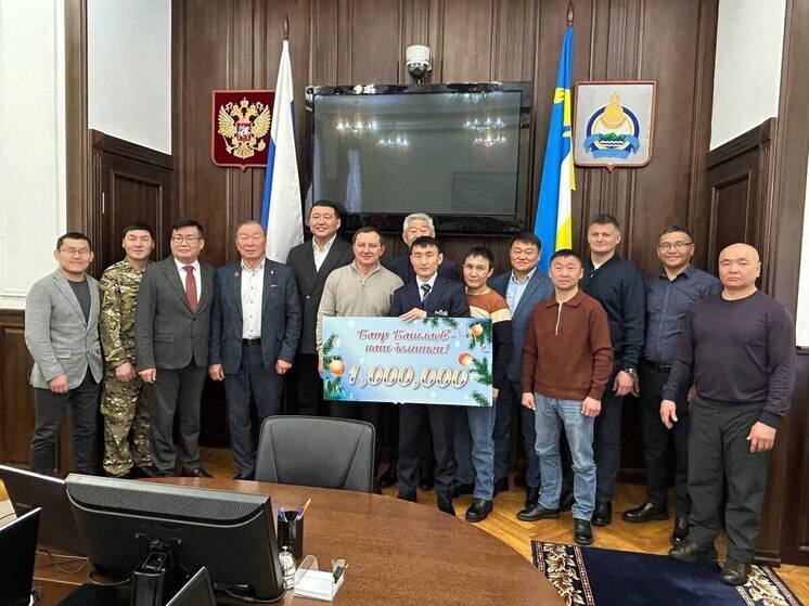 В Бурятии депутат вручил 1 миллион рублей серебряному призеру чемпионата мира по боксу