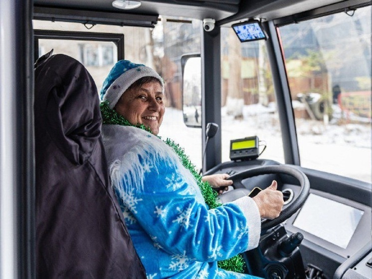  Праздник в движении: украшенный троллейбус курсирует по Владивостоку