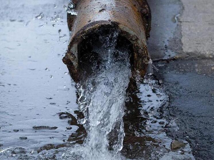 На улице Серегина в Курске произошла утечка на водопроводе