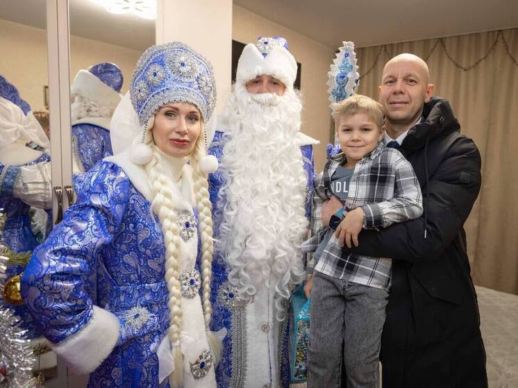 Родных участников СВО с Дедом Морозом и Снегурочкой навестил глава Пуровского района