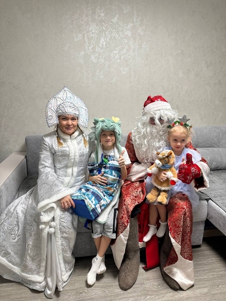 Снегурочки из женсовета Нового Уренгоя с подарками пришли к детям бойцов СВО