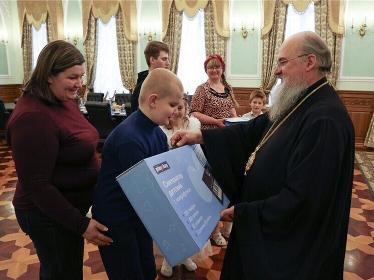 Митрополит Красноярский Никита исполнил новогодние желания детей в рамках акции «Ёлка желаний»