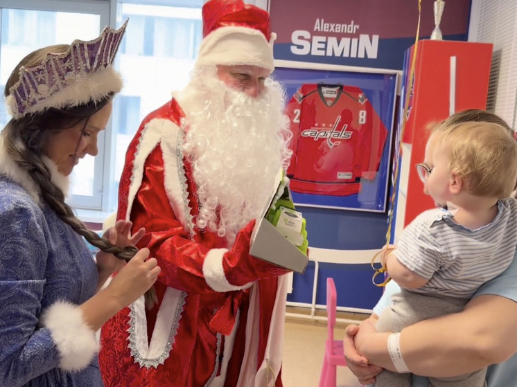 Главврач краевой больницы Егор Корчагин в 12-й раз поздравил маленьких пациентов в костюме Деда Мороза
