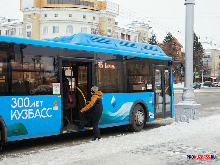 Водители Кемерова устроили для пассажиров праздник и переоделись в Дед Морозов и Снегурочек