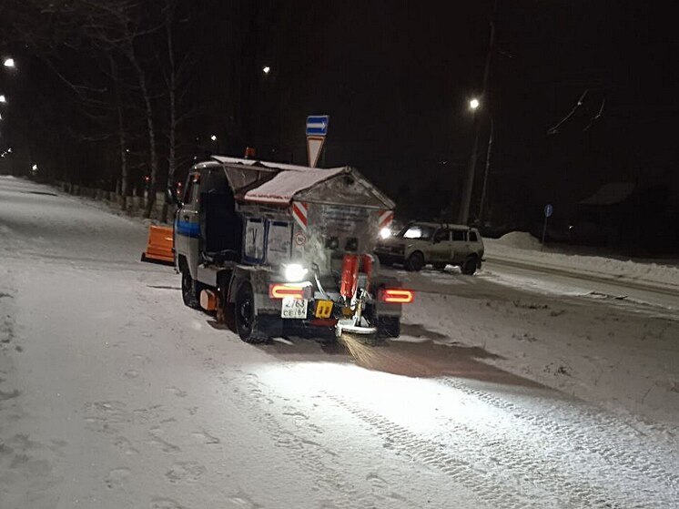 На расчистку дорог после снегопада в Саратове вывели свыше 200 машин