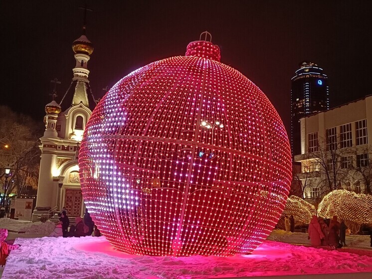 Пятиметровый «Новогодний шар» появился в сквере у часовни святой Екатерины