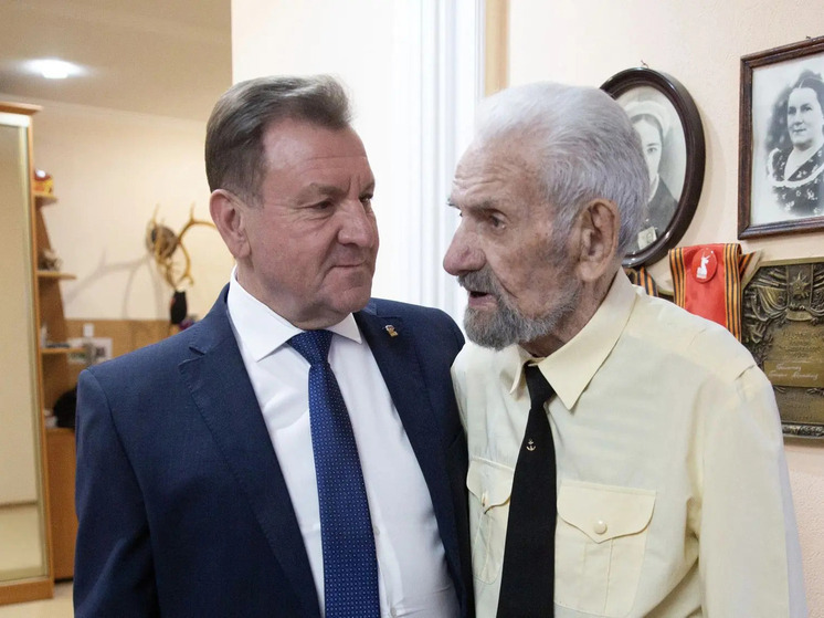 Глава Ставрополя Иван Ульянченко поздравил ветерана ВОВ с наступающими праздниками