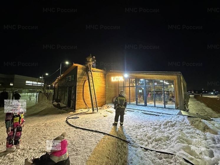 В Екатеринбурге горел магазин на новогоднем катке в микрорайоне Солнечный