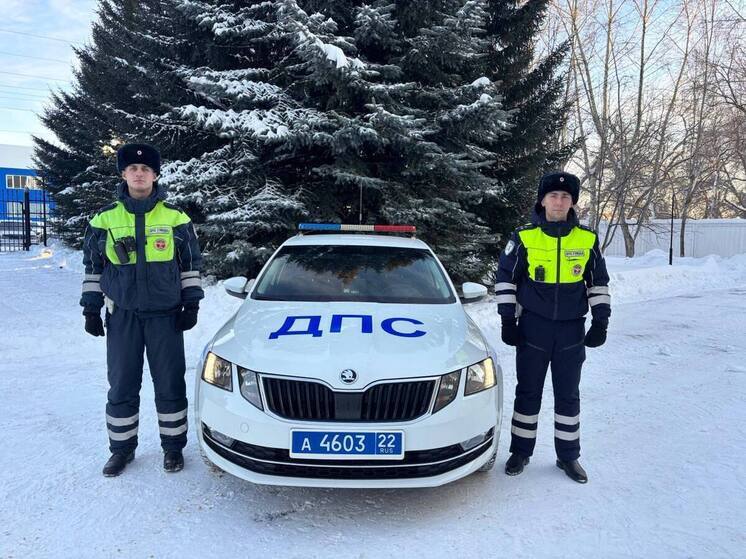 В Барнауле сотрудники ГАИ помогли девочке, которой требовалась экстренная помощь