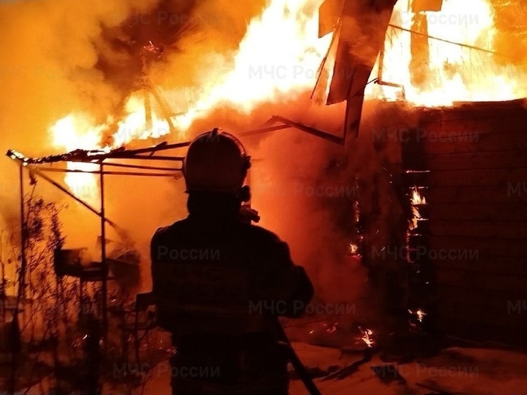 В Екатеринбурге сгорел дом в садовом товариществе