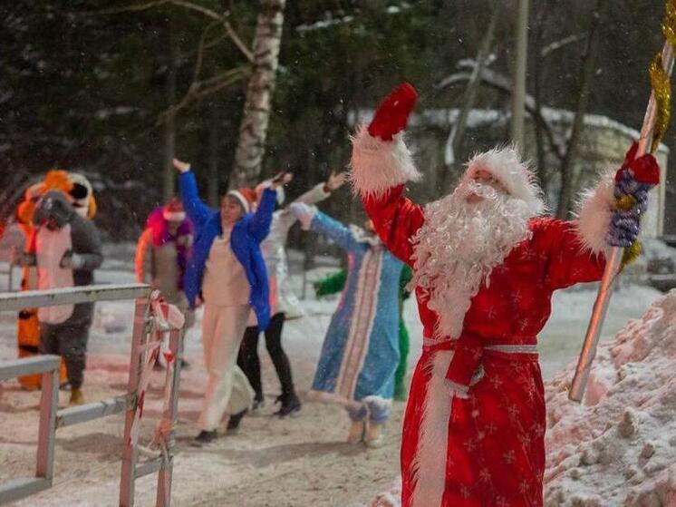 Новосибирские волонтёры на праздничном автобусе подарили чудо детям в больницах