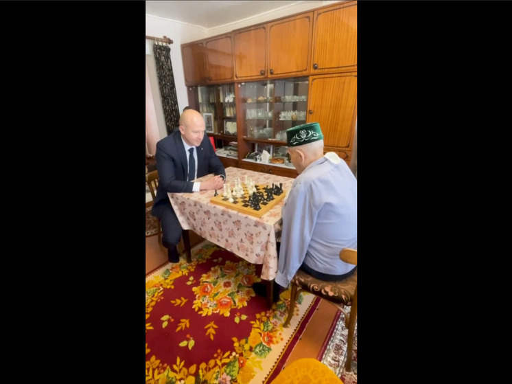 Глава правительства Удмуртии Роман Ефимов проиграл шахматную партию 99-летнему ветерану