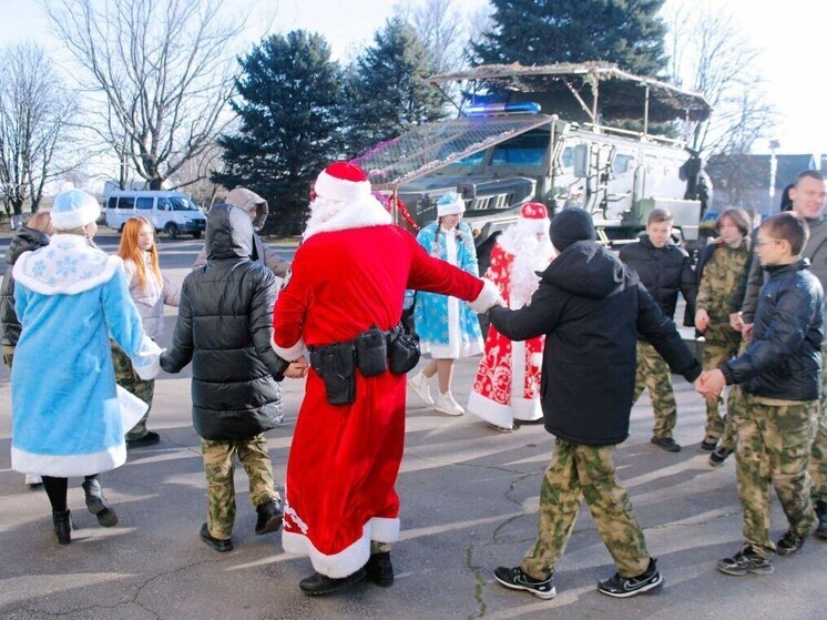 В Херсонской области росгвардейцы провели акцию «Дед Мороз специального назначения»