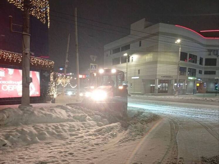 Ночью дороги Курска чистили 68 машин для уборки снега