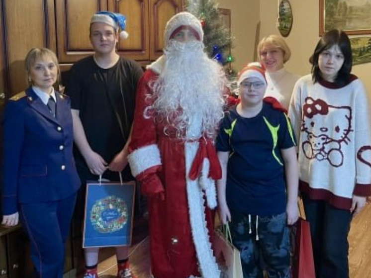 Сюрприз для многодетной югорской семьи: сотрудники СК перевоплотились в Деда Мороза и Снегурочку